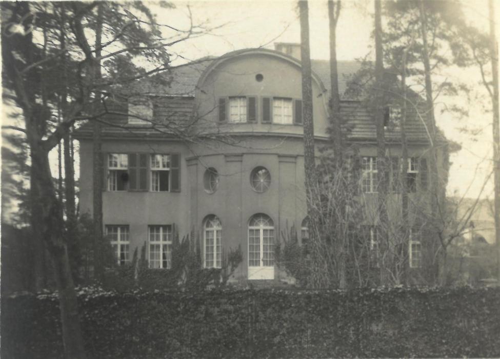 Die heutige Dienstvilla des Bundespräsidenten in Berlin-Dahlem auf einem Bild aus der Zeit vor 1933